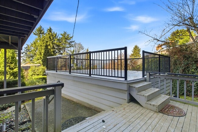 Building Photo - Stunning Sound & Olympic Mountain View Home in North Admiral
