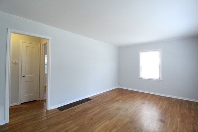 Foto del edificio - December FREE On This Updated 2 Bedroom 1 Bath Home in Roeland Park