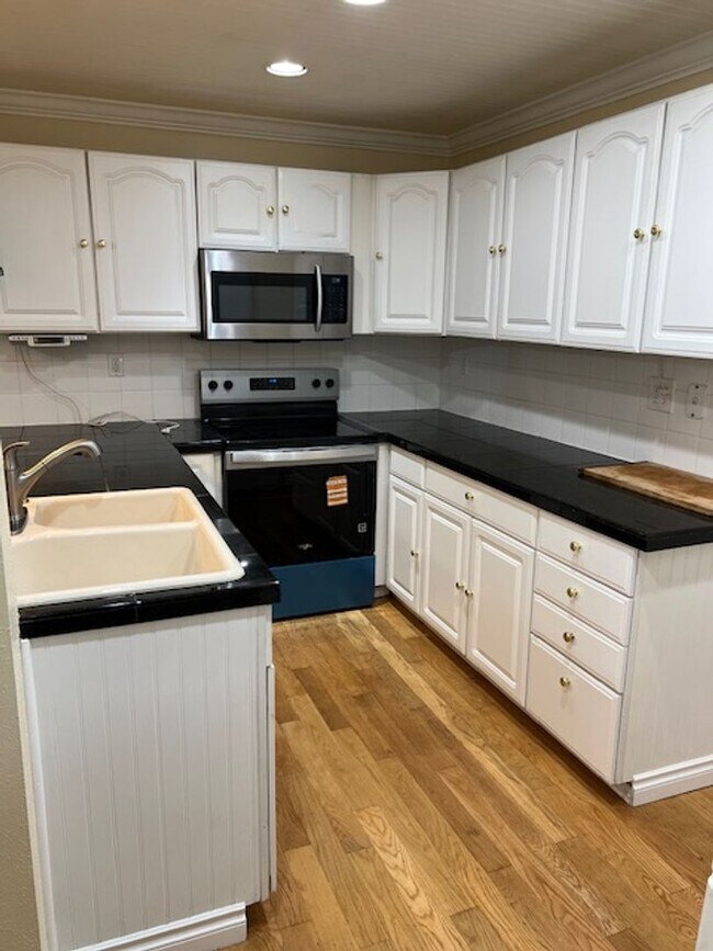 Building Photo - Desirable Twin Lakes Quail Run Townhome