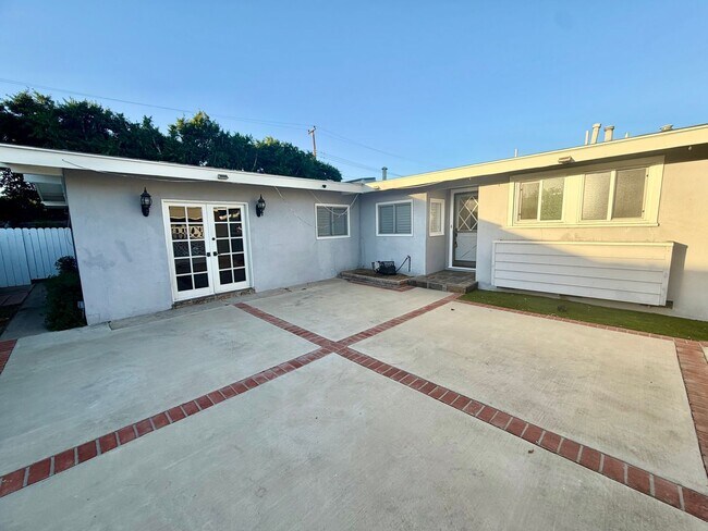 Building Photo - 4 Bedroom Beautiful Tustin Cul-De-Sac Home