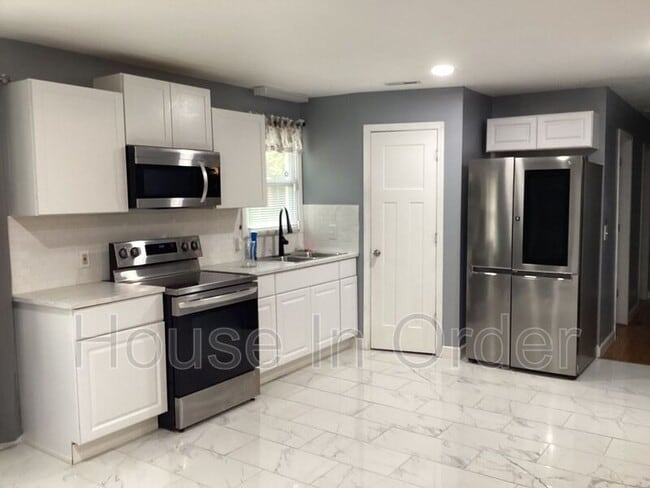 Building Photo - 64 Valentine St