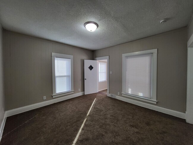 Foto del edificio - Two bedroom home with partially fenced yard!