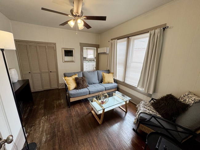 Photo - 519 W Ridgewood Ct House