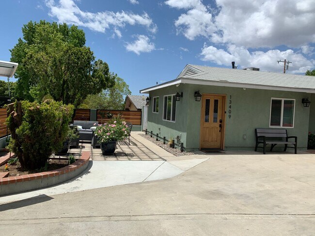 Foto del edificio - Beautiful 4 Bedroom, 2 Bathroom Sylmar House for Lease (Main House)!