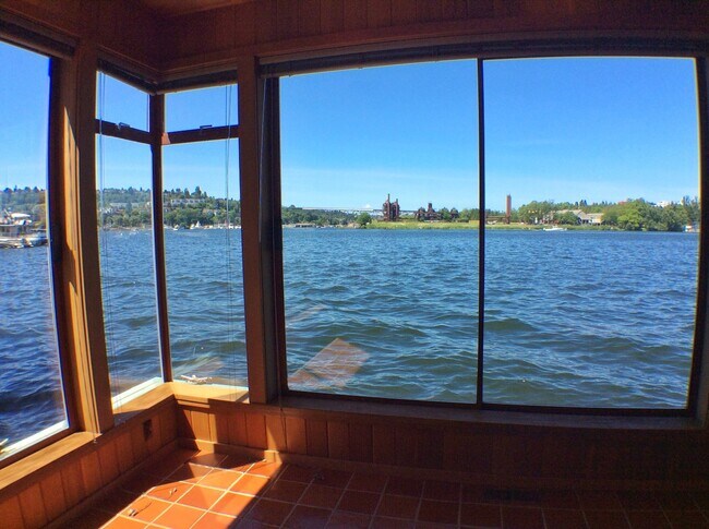 Foto del edificio - Beautiful Lake Union Floating Home
