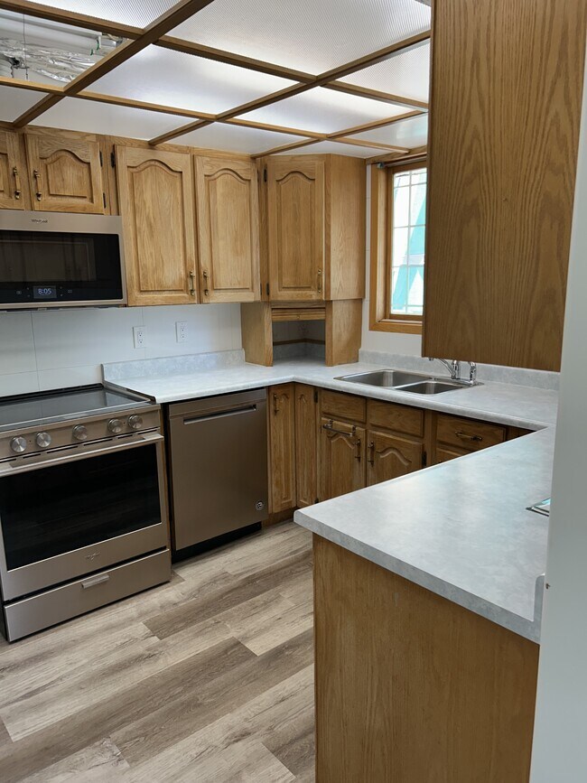 Building Photo - 11827-11847 47 St NW