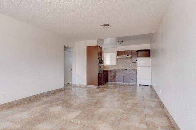 Foto del edificio - 421 N Decatur Blvd