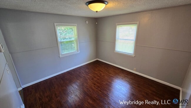 Building Photo - Conveniently Located 2 Bedroom 1 Bath Hous...