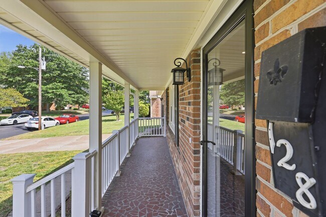 Foto del edificio - Stunning 4-Bedroom Waterfront Retreat with Modern Upgrades & Lake Living.