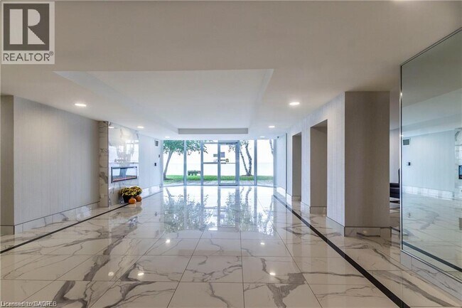 Photo du bâtiment - 5280 Lakeshore Rd.