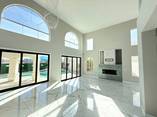 Foto del edificio - 5/BD 3/BA Modern Luxury Living with Pool, ...