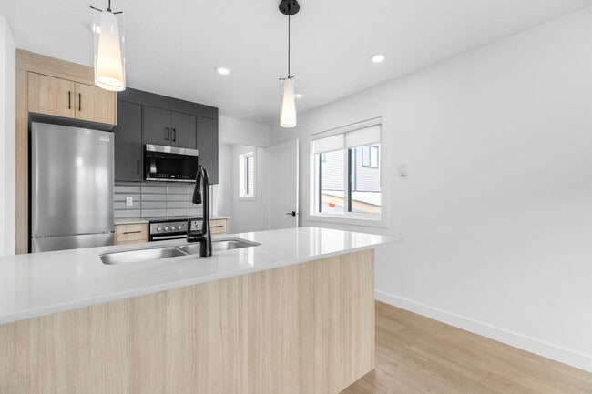Building Photo - 9809-9153 153 St NW