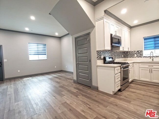 Building Photo - 413 N Harvard Blvd