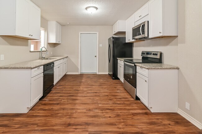 Building Photo - 4303 Trail Lake Dr