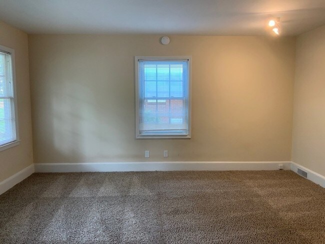 Building Photo - 1062 Dresden Dr W