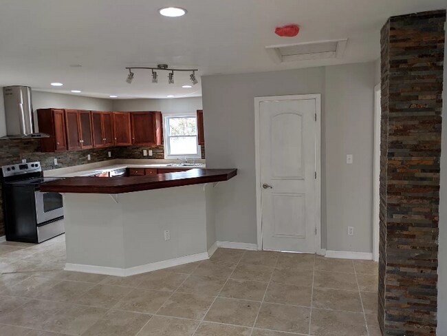 Building Photo - 1318 Lyle Ave