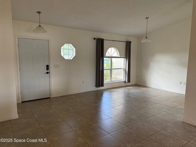 Foto del edificio - 1196 Meadow Lake Rd