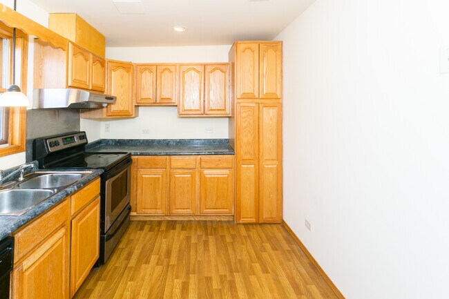 Building Photo - 2501 N Ashland Ave