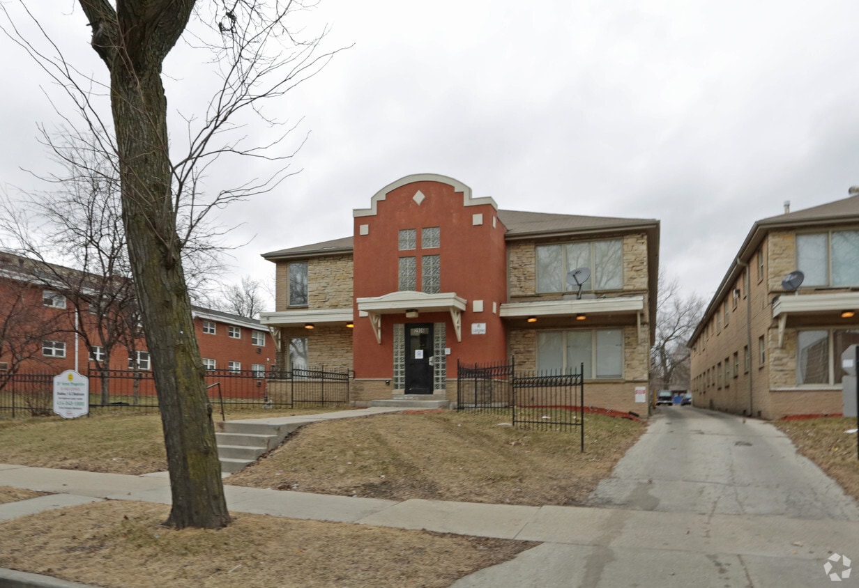 Building Photo - 2936 W Wells St