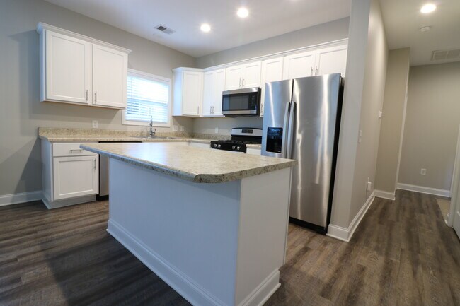 Building Photo - 383 E Woodland Dr
