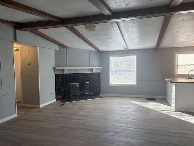 Foto del edificio - 3bed/2bath home ready now!! rent $1650/mo