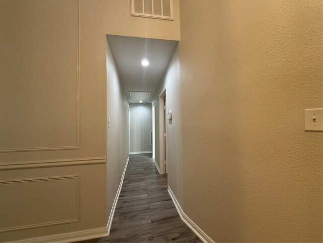 Foto del edificio - 12800 Briar Forest Dr