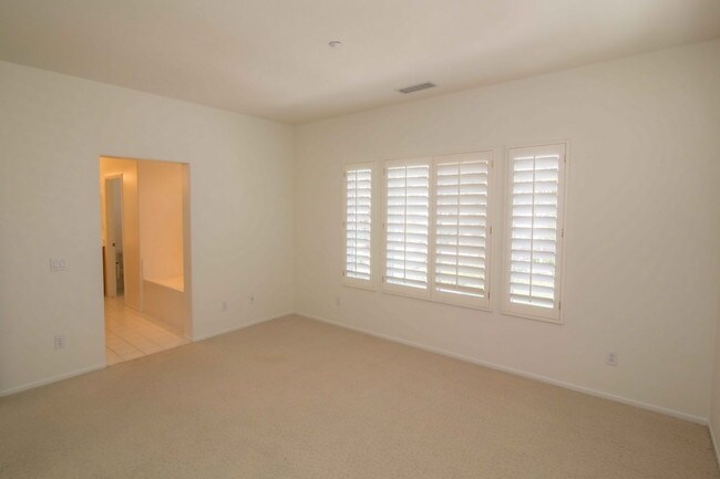 Building Photo - 16 Carnation