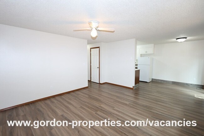 Foto del edificio - Webster Rd - Gladstone 2 bedroom duplex