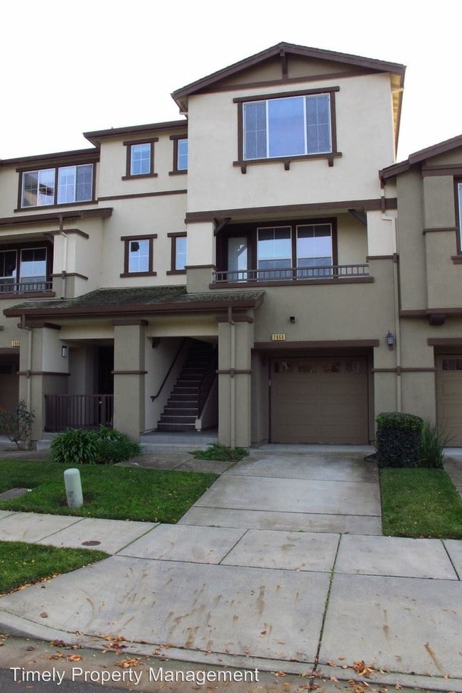 Building Photo - 3 br, 2.5 bath House - 2868 Pearblossom Dr.