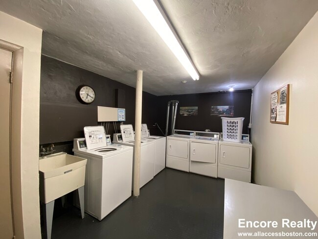 Building Photo - 110 Babcock St