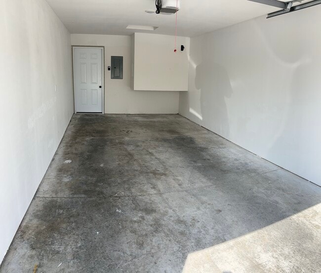 Building Photo - 207 Larson Ave