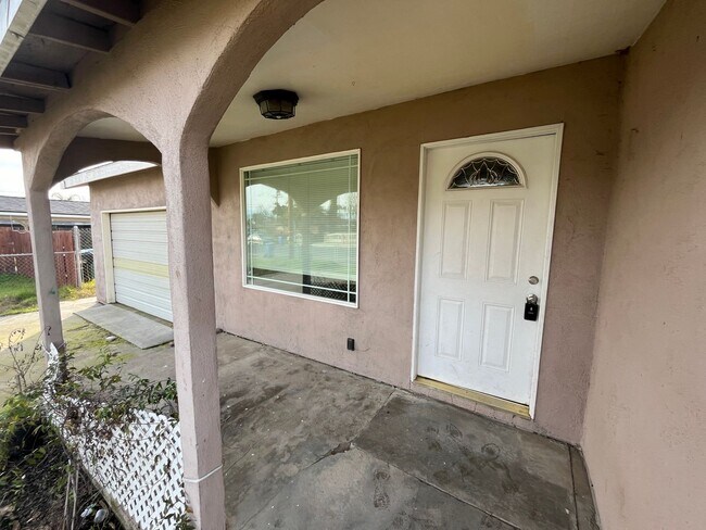 Building Photo - Spacious home in Porterville available now!