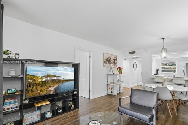 Foto del edificio - 9340 Lagoon Pl