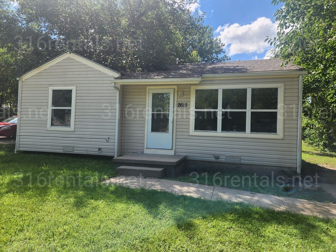 Primary Photo - $1075 - 3 bedroom / 1 bathroom - Single Fa...