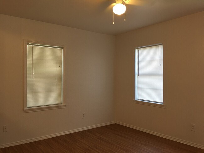 Foto del edificio - Two bedroom or one bedroom with office