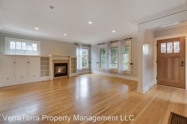 Building Photo - 4 br, 3.5 bath House - 2518 East McGraw St...