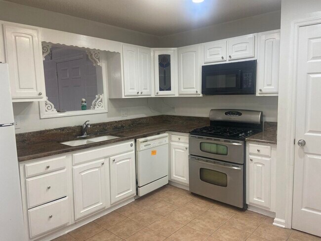 Building Photo - 217 Triple Oaks Dr