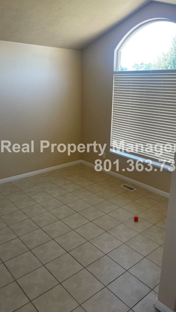 Foto del edificio - Beautiful 6 bedroom, 3 bathroom 3 car Gara...