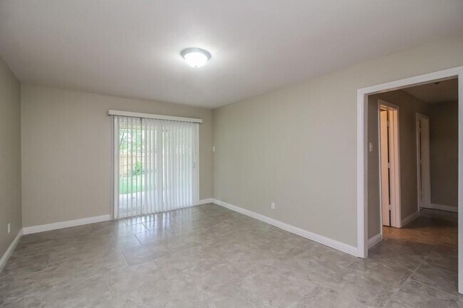 Building Photo - 3031 Touraine Dr