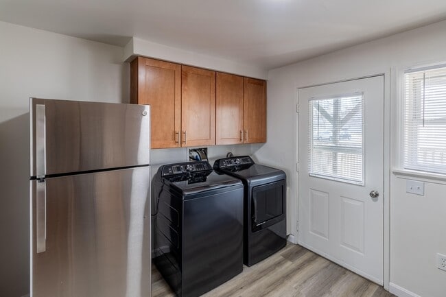 Building Photo - Newport Landings Apartment Community