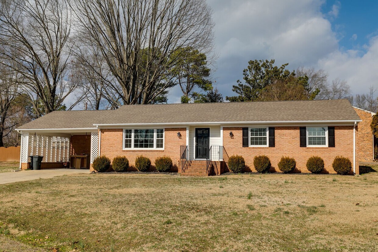 Foto principal - 3 Bedroom Rancher in Chesterfield! ***Avai...