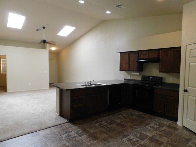 Building Photo - NICE TOWNHOME IN SUNSET MOUNTAIN VILLAS!
