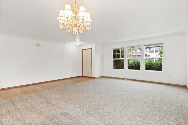 Building Photo - Spacious Everett Home with New Paint and Carpet