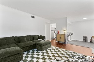 Foto del edificio - 8702 Village Dr