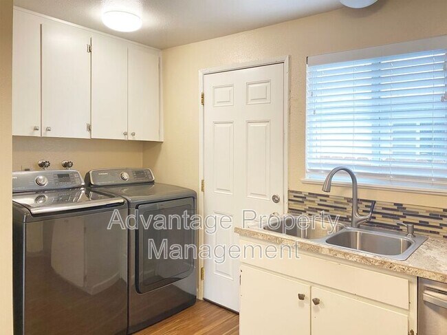 Foto del edificio - 588 NW Oak Ave