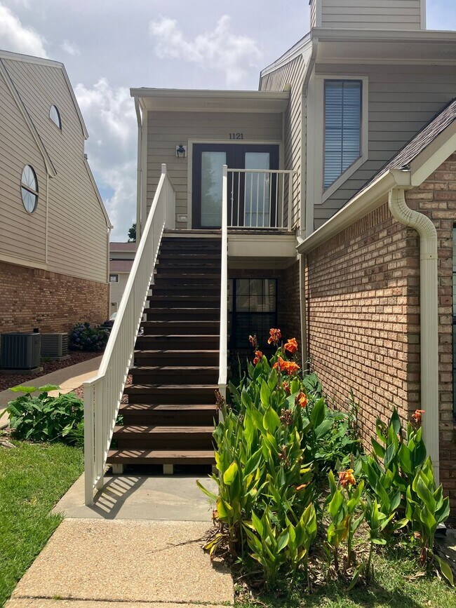 Building Photo - One Bedroom Condo with Loft, One-car Garag...