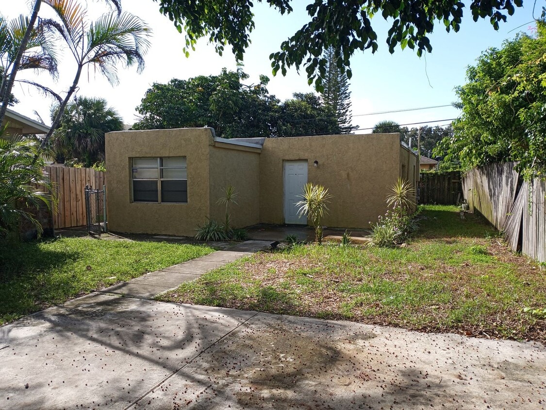 Primary Photo - Come see this 2/1 with no Hoa