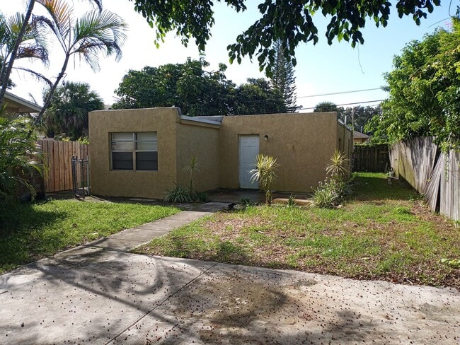 Come see this 2/1 with no Hoa - Come see this 2/1 with no Hoa House