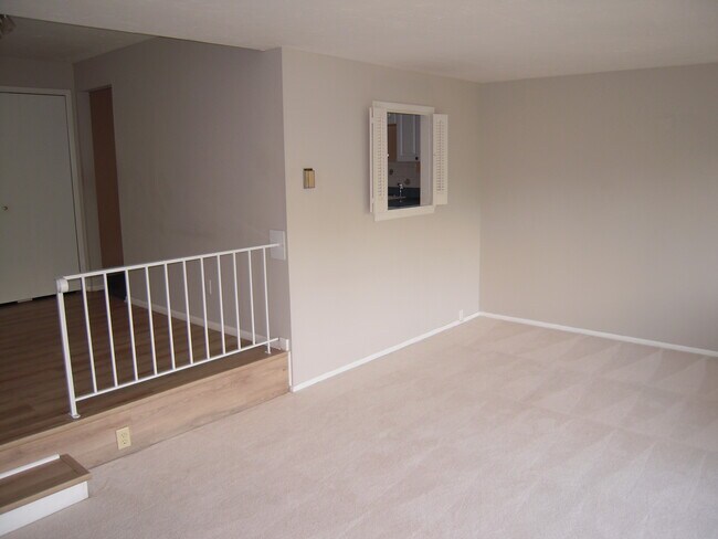 Foto del edificio - 12900 Lake Ave