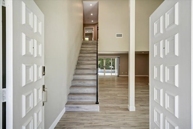 Building Photo - 5346 Tyrone Ave